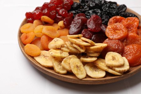 Téléchargez les photos : Délicieux fruits secs sur table blanche, gros plan - en image libre de droit