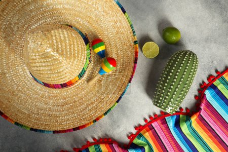 Composition plate avec chapeau sombrero mexicain et maracas sur table texturée grise