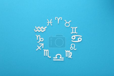 Foto de Signos del zodíaco sobre fondo azul claro, posición plana - Imagen libre de derechos