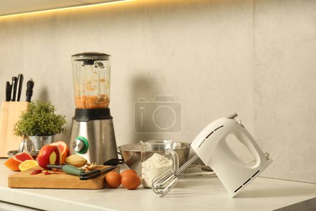 Téléchargez les photos : Mélangeur moderne, mélangeur et différents ingrédients sur comptoir en marbre blanc - en image libre de droit