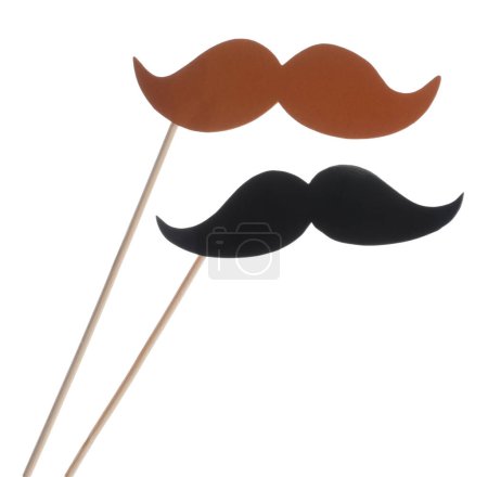 Téléchargez les photos : Faux papier moustaches sur bâtons sur fond blanc - en image libre de droit