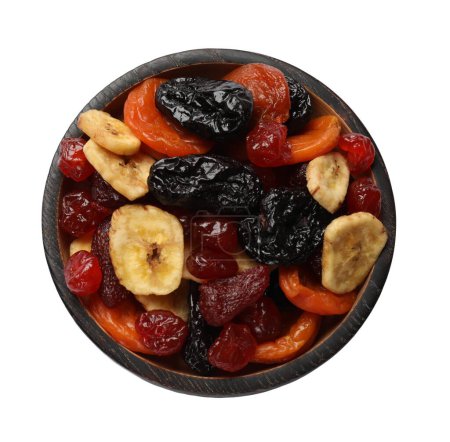 Téléchargez les photos : Mélange de délicieux fruits secs dans un bol en bois isolé sur blanc, vue de dessus - en image libre de droit
