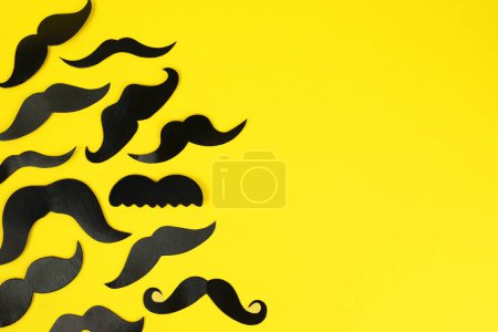 Téléchargez les photos : Moustaches en faux papier sur fond jaune, pose plate - en image libre de droit