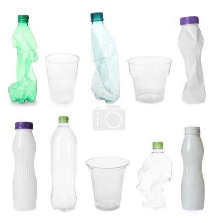 Foto de Diferentes botellas de plástico y tazas aisladas en blanco, conjunto - Imagen libre de derechos