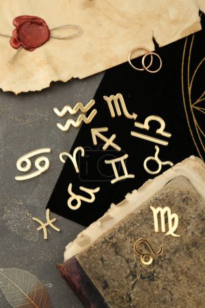 Foto de Composición laica plana con signos del zodíaco en mesa texturizada gris - Imagen libre de derechos