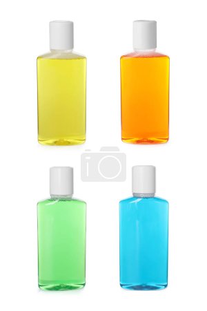 Foto de Enjuagues bucales frescos en botellas aisladas en blanco, set - Imagen libre de derechos