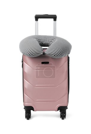 Téléchargez les photos : Oreiller de voyage doux sur valise isolé sur blanc - en image libre de droit