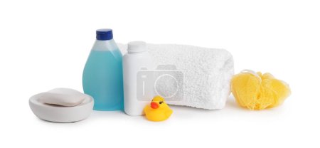 Foto de Productos cosméticos para bebés, pato de baño, esponja y toalla aislados en blanco - Imagen libre de derechos