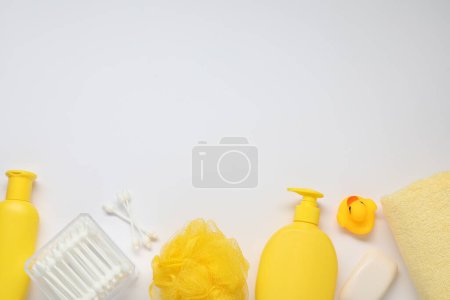 Foto de Accesorios de baño para bebés y productos de cuidado sobre fondo blanco, cama plana. Espacio para texto - Imagen libre de derechos