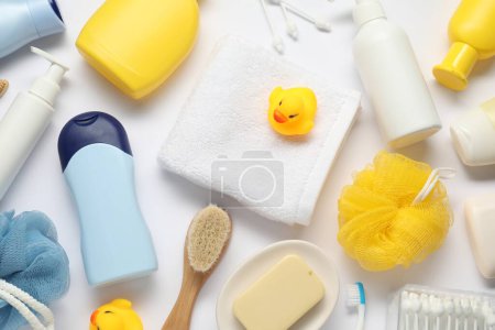 Foto de Accesorios de baño para bebés y productos de cuidado sobre fondo blanco, cama plana - Imagen libre de derechos