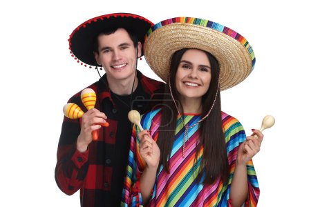 Téléchargez les photos : Joli couple en sombrero mexicain chapeaux avec maracas sur fond blanc - en image libre de droit