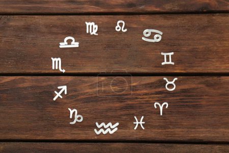 Foto de Signos del zodíaco sobre fondo de madera, plano. Espacio para texto - Imagen libre de derechos