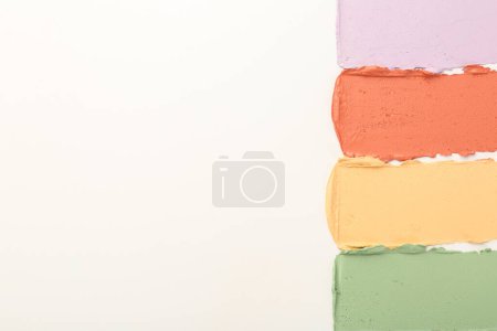 Muestras de diferentes correctores de color sobre fondo blanco, vista superior
