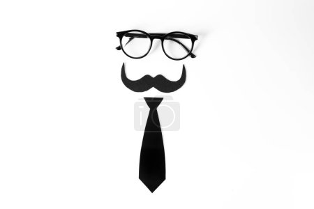 Téléchargez les photos : Fausse moustache, cravate et lunettes sur fond clair, vue de dessus - en image libre de droit