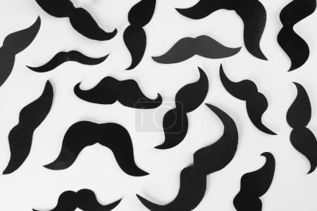 Téléchargez les photos : Moustaches en faux papier sur fond blanc, pose plate - en image libre de droit