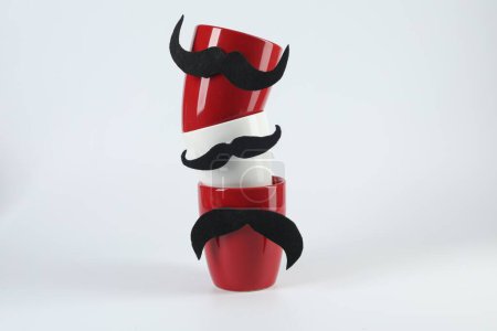 Téléchargez les photos : Tasses avec de fausses moustaches sur fond clair - en image libre de droit