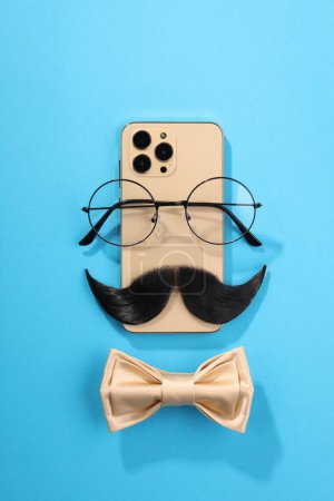 Téléchargez les photos : Composition à plat avec moustache artificielle et verres sur fond bleu clair - en image libre de droit