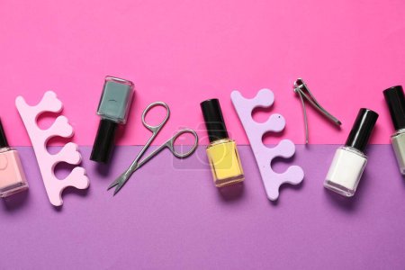 Foto de Esmaltes de uñas, cortauñas, tijeras y separadores de puntas en el fondo de color, disposición plana - Imagen libre de derechos