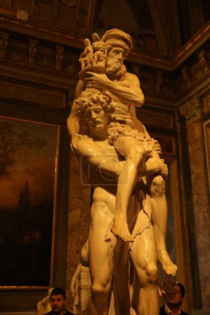 Téléchargez les photos : Rome, Italie - 3 février 2024 : Statue d'Énée et d'Ancres par Bernini Gian Lorenzo dans la Galerie Borghèse - en image libre de droit