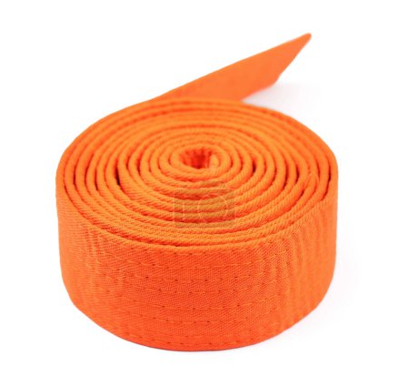 Cinturón de karate naranja aislado en blanco. Uniforme de artes marciales