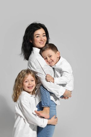 Kleine Kinder mit ihrer Mutter auf weißem Hintergrund
