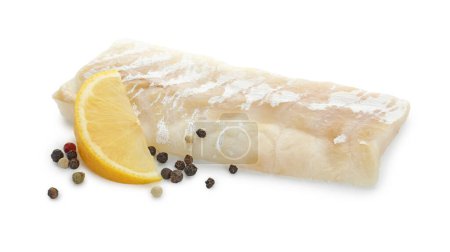 Foto de Filete fresco de bacalao crudo con granos de pimienta y limón aislado en blanco - Imagen libre de derechos