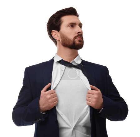 Selbstbewusster Geschäftsmann im Superheldenkostüm unter Anzug auf weißem Hintergrund