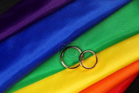Anneaux de mariage sur drapeau LGBT arc-en-ciel, vue de dessus