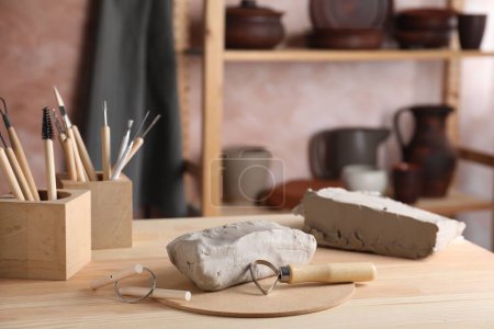 Argile et ensemble d'outils de modélisation sur table en bois en atelier
