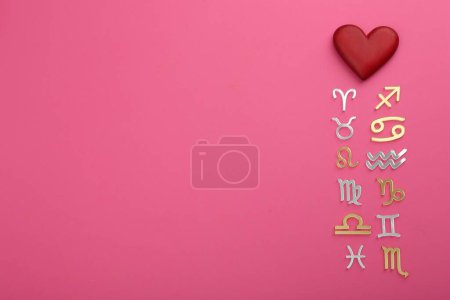 Téléchargez les photos : Compatibilité zodiacale. Signes avec coeur rouge sur fond rose, couché plat. Espace pour le texte - en image libre de droit