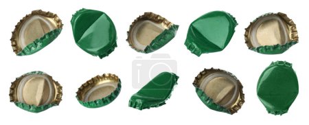 Tapas de botella de cerveza verde aisladas en blanco, set