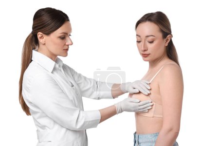 Mammologue vérifiant le sein de la femme sur fond blanc