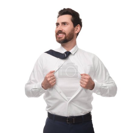 Feliz hombre de negocios vistiendo traje de superhéroe bajo traje sobre fondo blanco