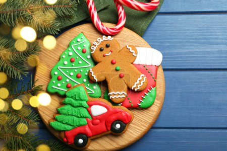 Foto de Diferentes sabrosas galletas de Navidad y decoración en la mesa de madera azul, la puesta plana. Espacio para texto - Imagen libre de derechos