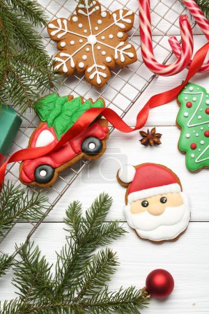 Foto de Sabrosas galletas caseras de Navidad y decoración en mesa de madera blanca, puesta plana - Imagen libre de derechos