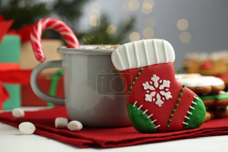 Foto de Sabrosa galleta casera de Navidad y bebida caliente en la mesa blanca, primer plano - Imagen libre de derechos