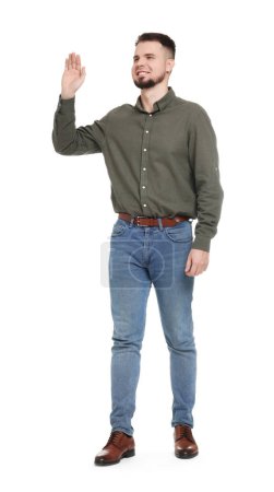 Mann in Hemd und Jeans winkt mit der Hand auf weißem Hintergrund