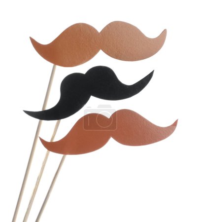 Téléchargez les photos : Faux papier moustaches sur bâtons sur fond blanc - en image libre de droit