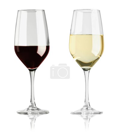 Téléchargez les photos : Des vins blancs et rouges savoureux dans des verres isolés sur du blanc - en image libre de droit