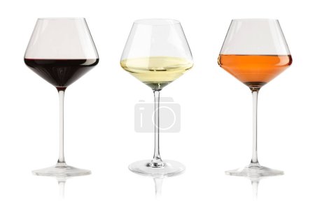 Téléchargez les photos : Des vins blancs, roses et rouges savoureux dans des verres isolés sur du blanc - en image libre de droit