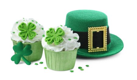 La fête de la Saint Patrick. Savoureux cupcakes décorés avec goût et chapeau de lutin vert, isolé sur blanc