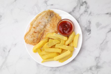 Délicieux poisson et chips avec ketchup sur table en marbre clair, vue sur le dessus