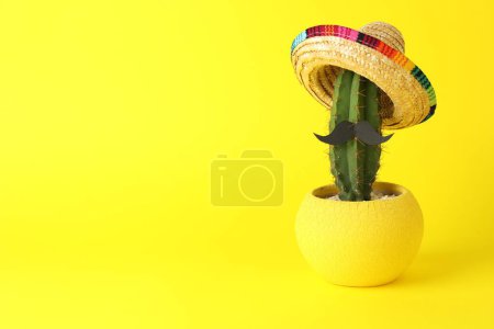 Téléchargez les photos : Cactus avec chapeau de sombrero mexicain et fausse moustache sur fond jaune, espace pour le texte - en image libre de droit