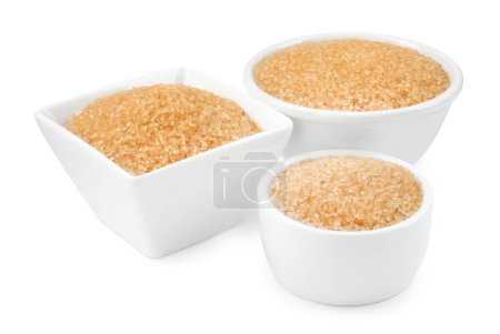 Azúcar moreno en tazones aislados en blanco