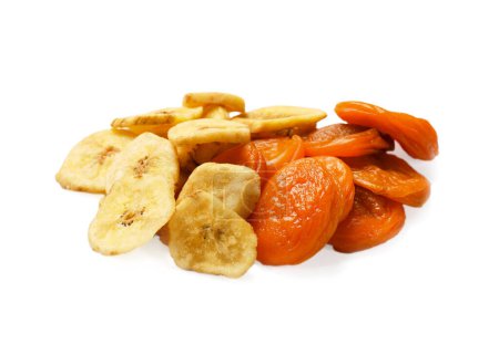 Téléchargez les photos : Délicieux abricots secs et bananes isolés sur blanc - en image libre de droit