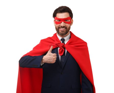 Foto de Feliz hombre de negocios en capa de superhéroe rojo y máscara que muestra el pulgar hacia arriba sobre fondo blanco - Imagen libre de derechos