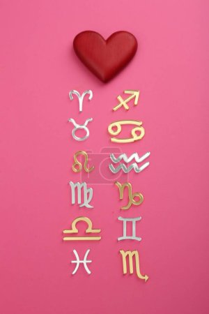Foto de Compatibilidad con el zodiaco. Signos con el corazón rojo sobre fondo rosa, la puesta plana - Imagen libre de derechos