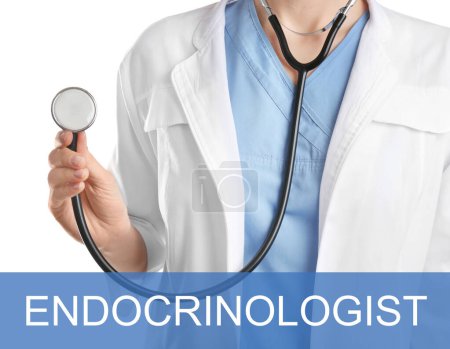 Endokrinologe mit Stethoskop auf weißem Hintergrund, Nahaufnahme