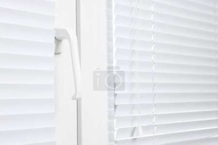 Foto de Ventana con persianas horizontales blancas cerradas en interiores, primer plano - Imagen libre de derechos