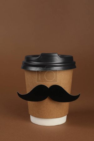 Téléchargez les photos : Coupe en papier de boisson avec fausse moustache sur fond brun - en image libre de droit